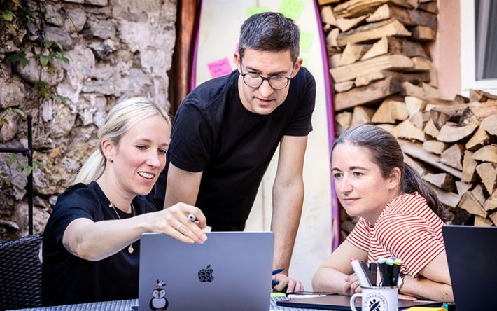 Unsere Mitarbeiter/innen bei der Arbeit für ein kreatives Projekt